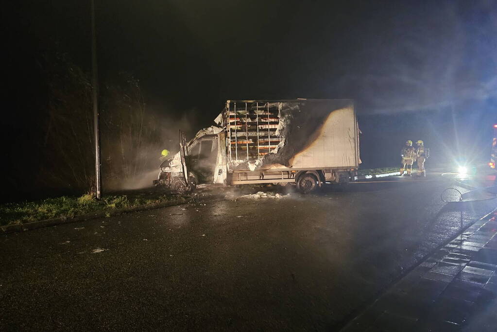 Bakwagen brandt volledig uit en tweede fiks beschadigd