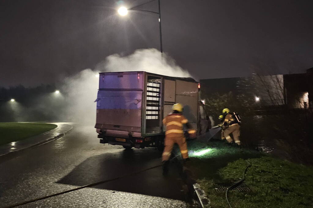 Bakwagen brandt volledig uit en tweede fiks beschadigd