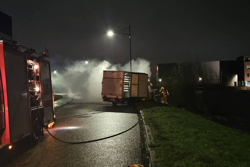 Bakwagen brandt volledig uit en tweede fiks beschadigd