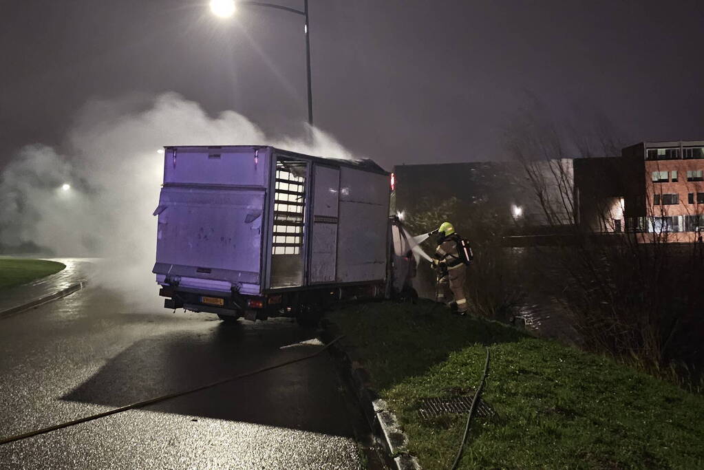 Bakwagen brandt volledig uit en tweede fiks beschadigd