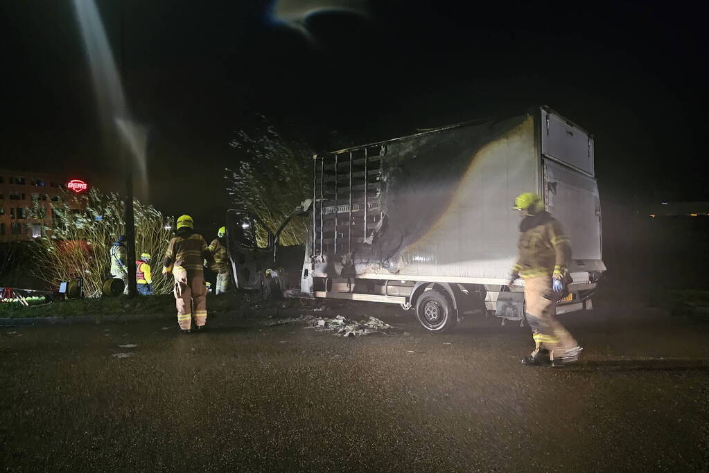 Bakwagen brandt volledig uit en tweede fiks beschadigd