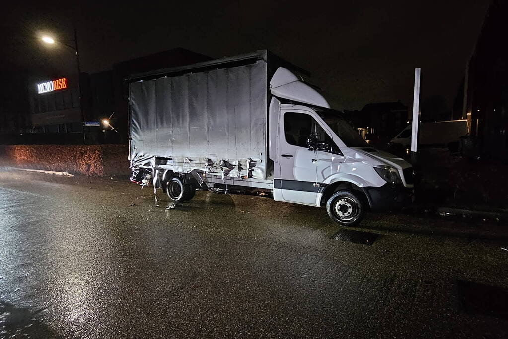 Bakwagen brandt volledig uit en tweede fiks beschadigd