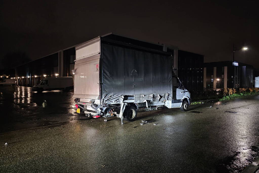 Bakwagen brandt volledig uit en tweede fiks beschadigd