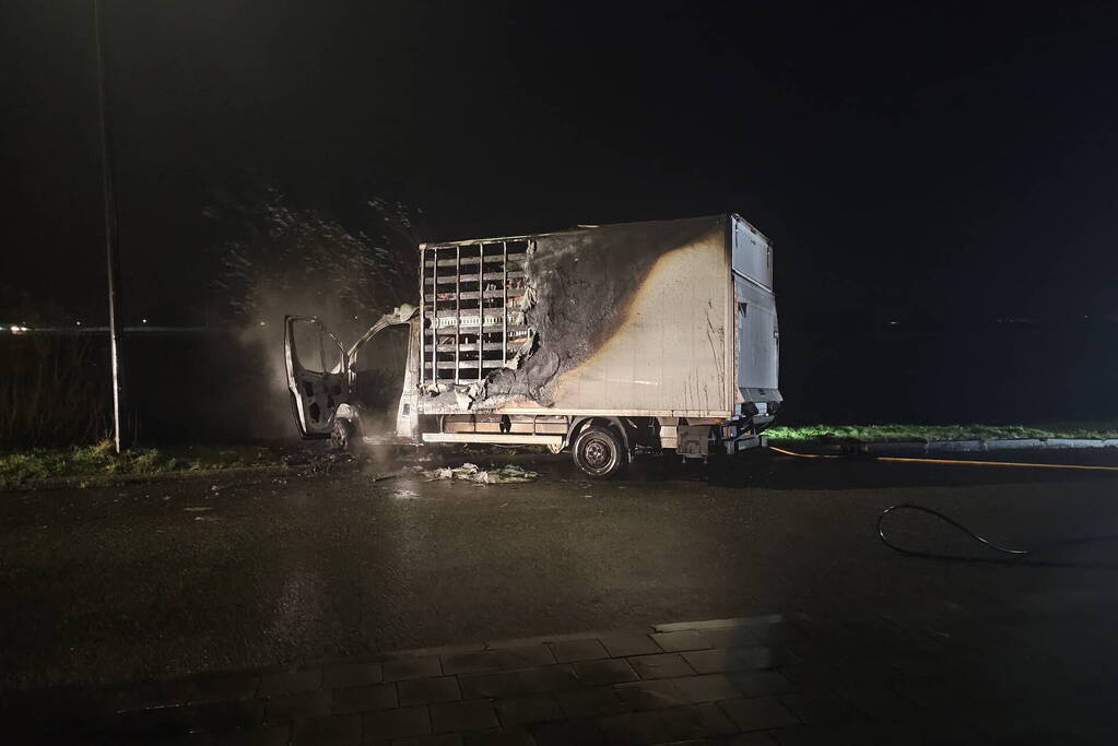 Bakwagen brandt volledig uit en tweede fiks beschadigd