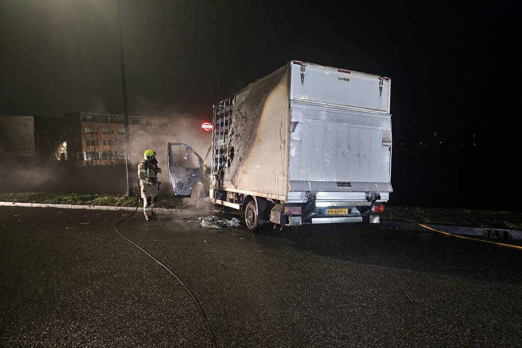 Bakwagen brandt volledig uit en tweede fiks beschadigd