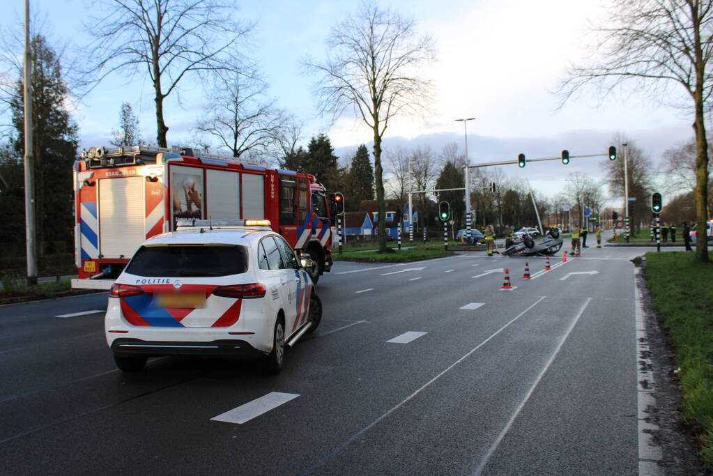 Auto belandt op zijn kop en vliegt in brand