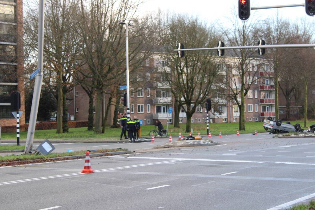 Auto belandt op zijn kop en vliegt in brand