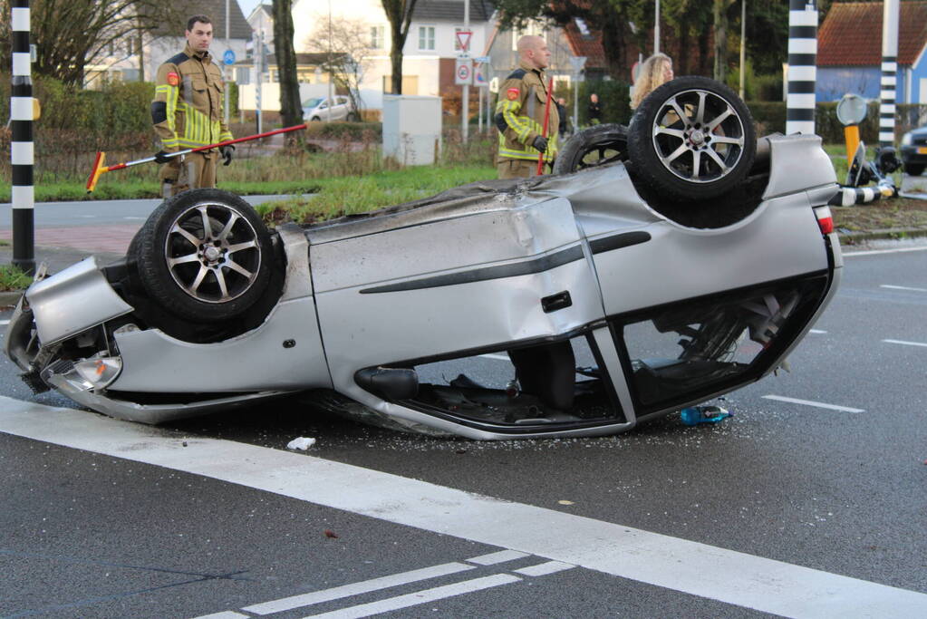 Auto belandt op zijn kop en vliegt in brand