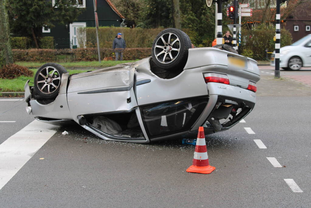 Auto belandt op zijn kop en vliegt in brand