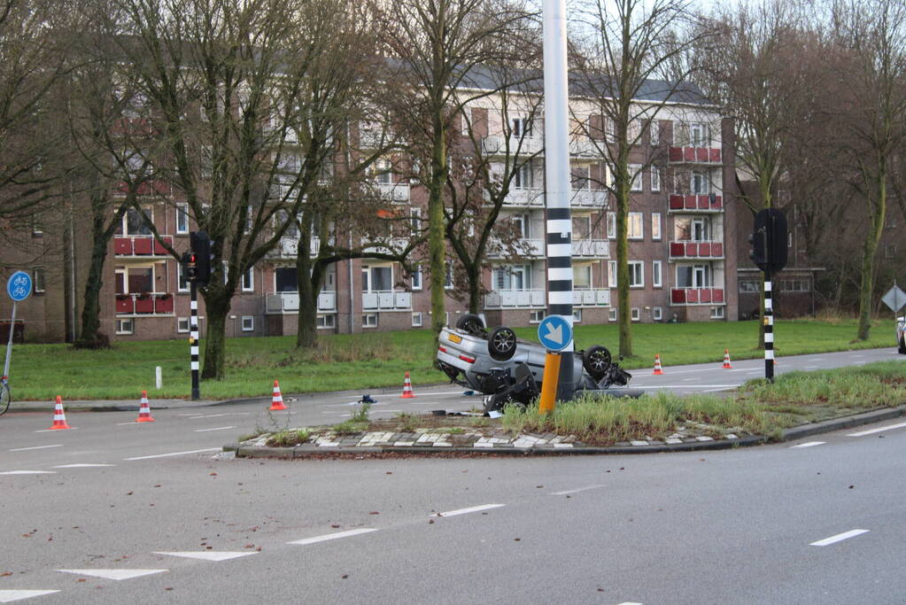 Auto belandt op zijn kop en vliegt in brand