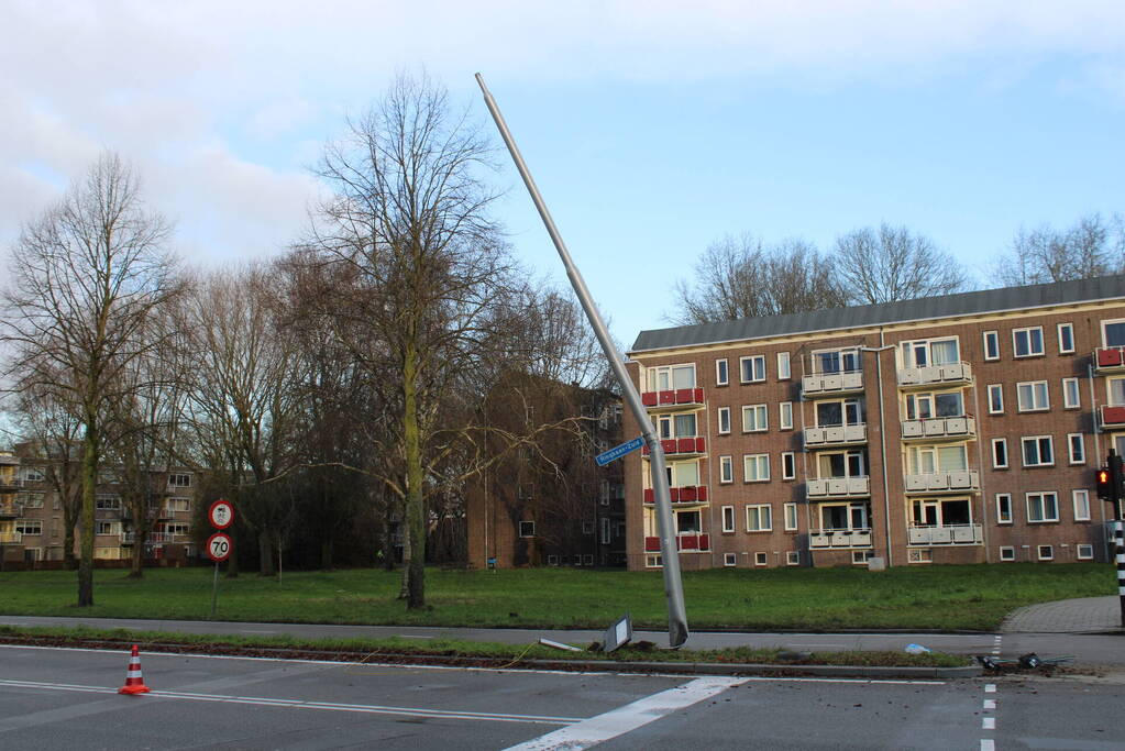 Auto belandt op zijn kop en vliegt in brand