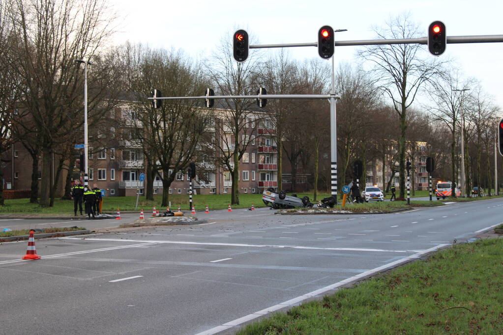 Auto belandt op zijn kop en vliegt in brand