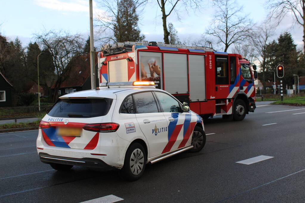 Auto belandt op zijn kop en vliegt in brand