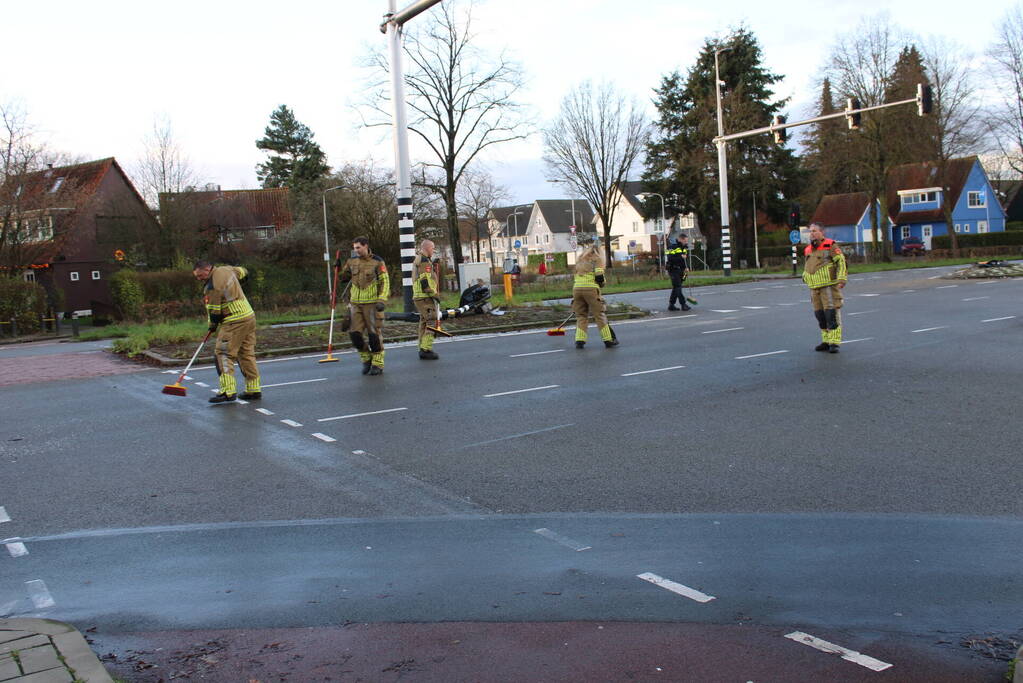 Auto belandt op zijn kop en vliegt in brand