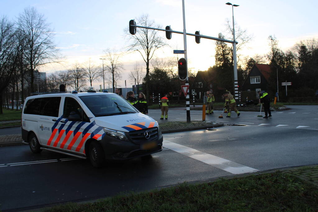 Auto belandt op zijn kop en vliegt in brand