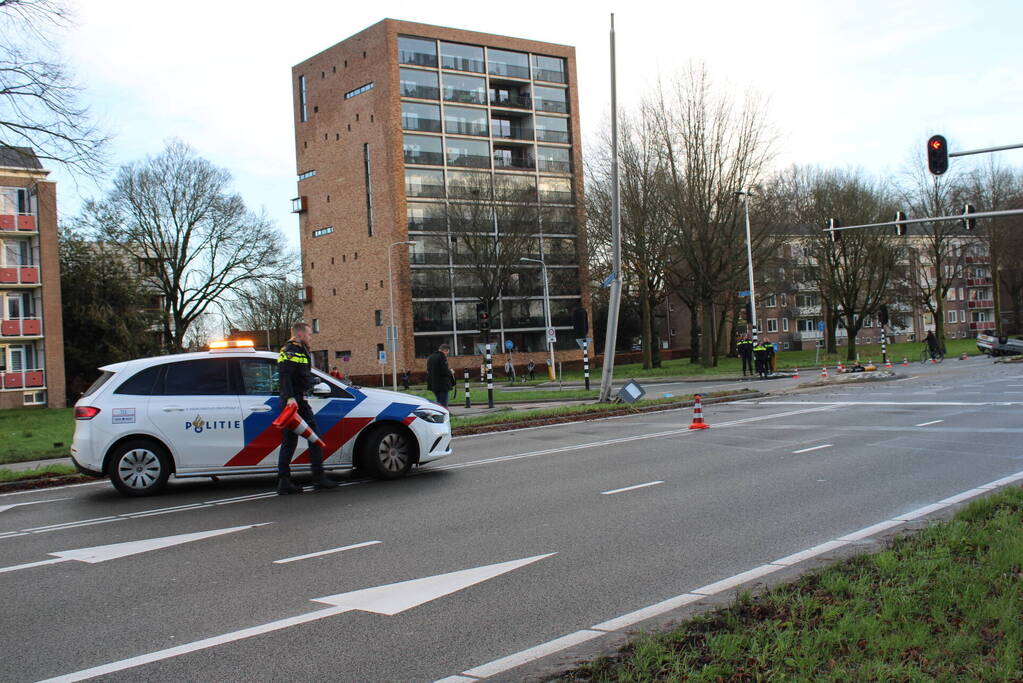 Auto belandt op zijn kop en vliegt in brand