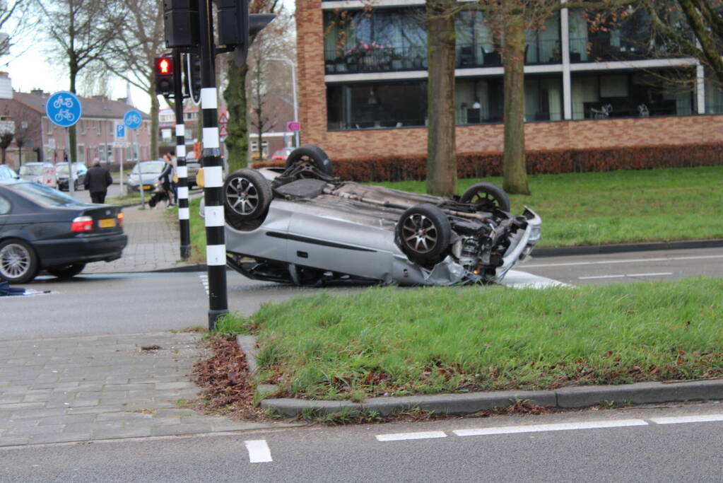 Auto belandt op zijn kop en vliegt in brand