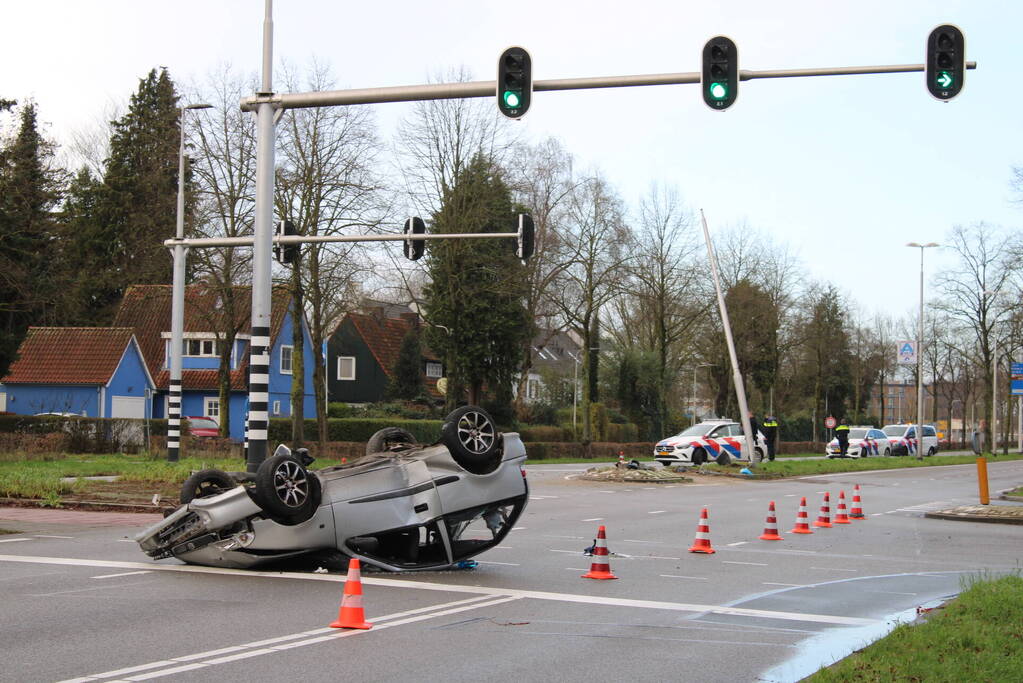 Auto belandt op zijn kop en vliegt in brand