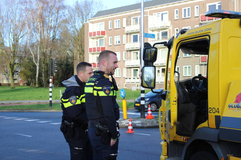 Auto belandt op zijn kop en vliegt in brand