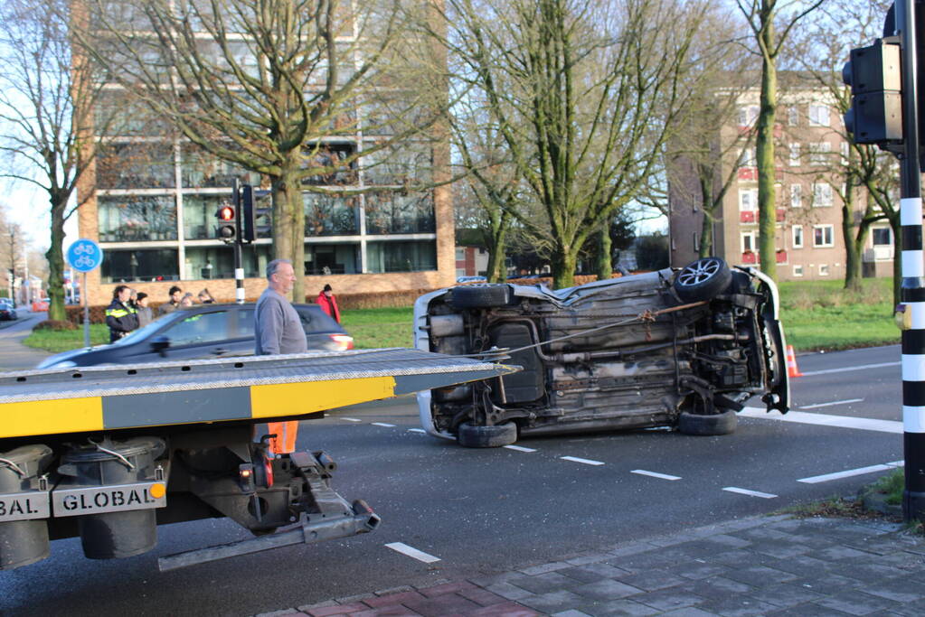 Auto belandt op zijn kop en vliegt in brand