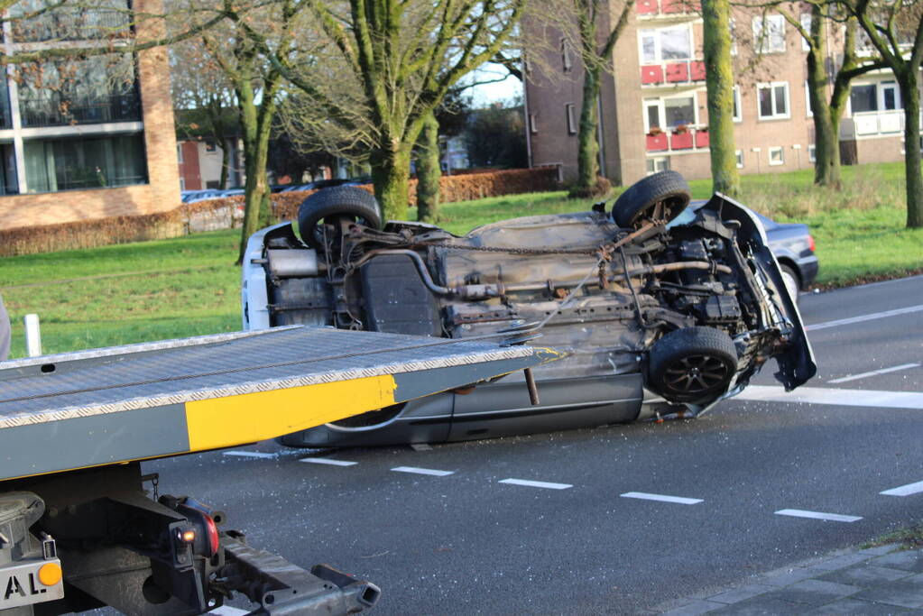 Auto belandt op zijn kop en vliegt in brand