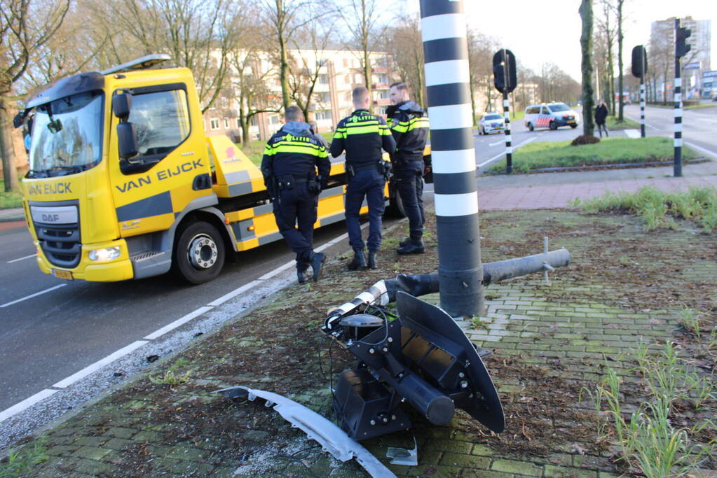 Auto belandt op zijn kop en vliegt in brand