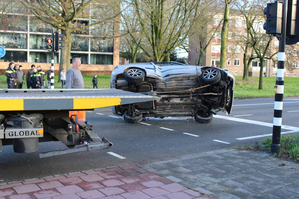 Auto belandt op zijn kop en vliegt in brand