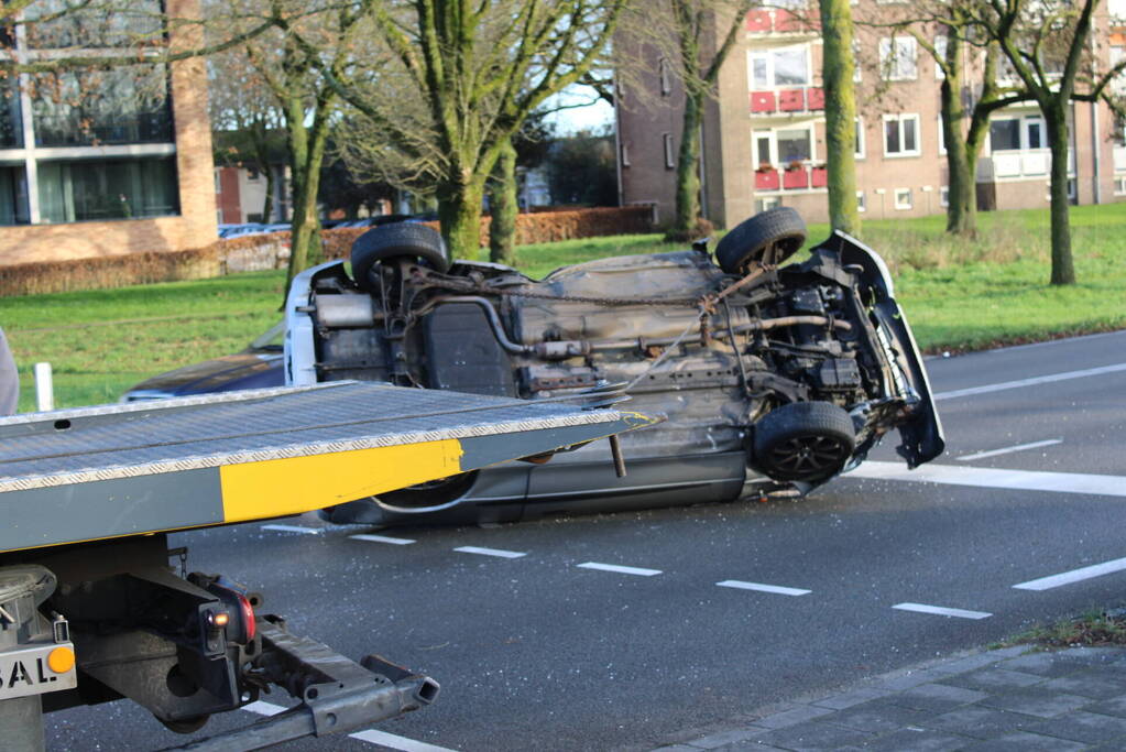 Auto belandt op zijn kop en vliegt in brand