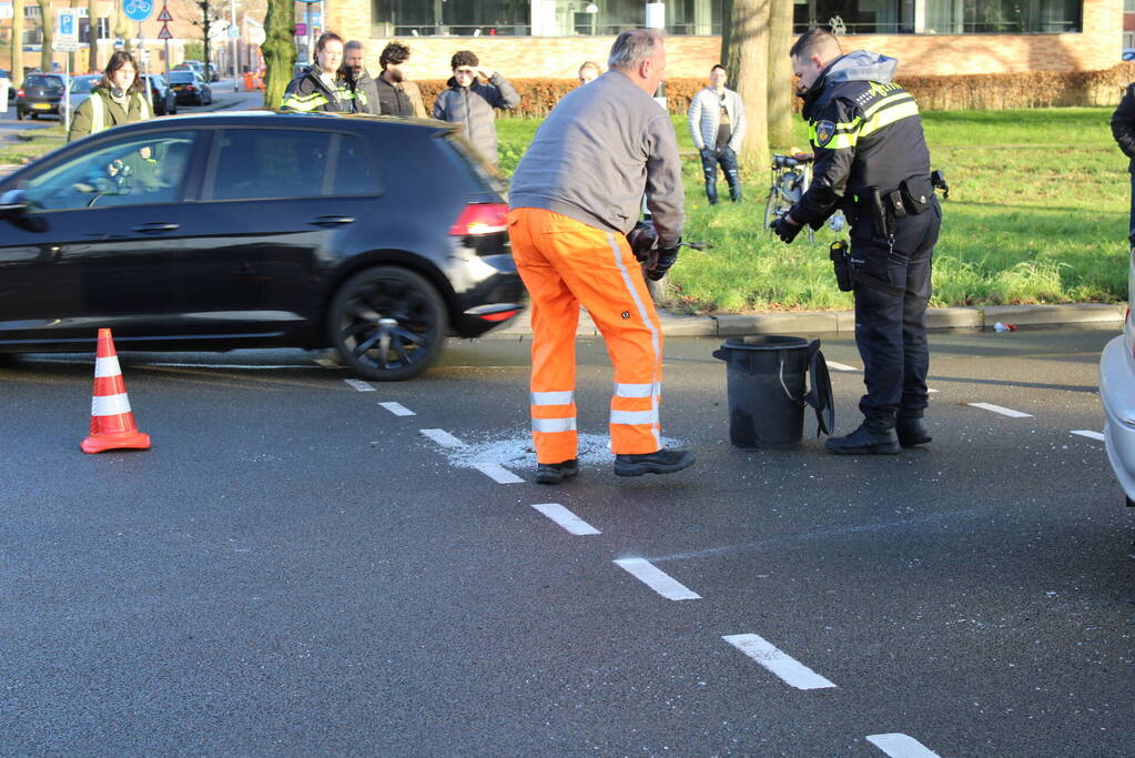 Auto belandt op zijn kop en vliegt in brand