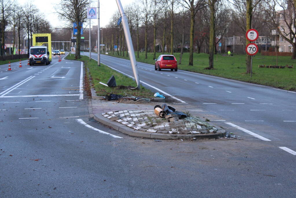 Auto belandt op zijn kop en vliegt in brand