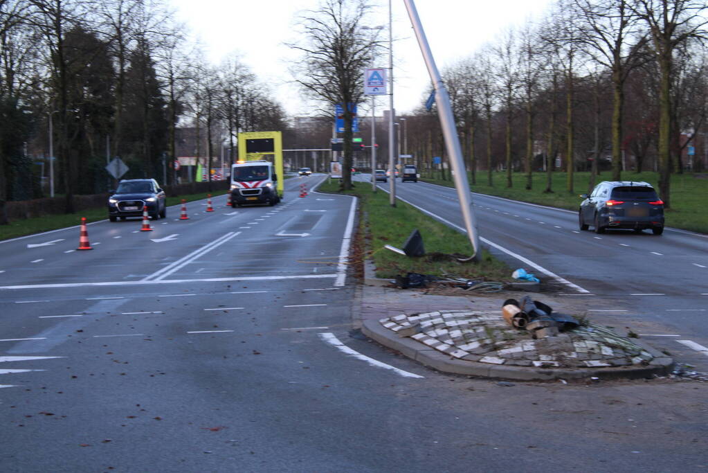 Auto belandt op zijn kop en vliegt in brand