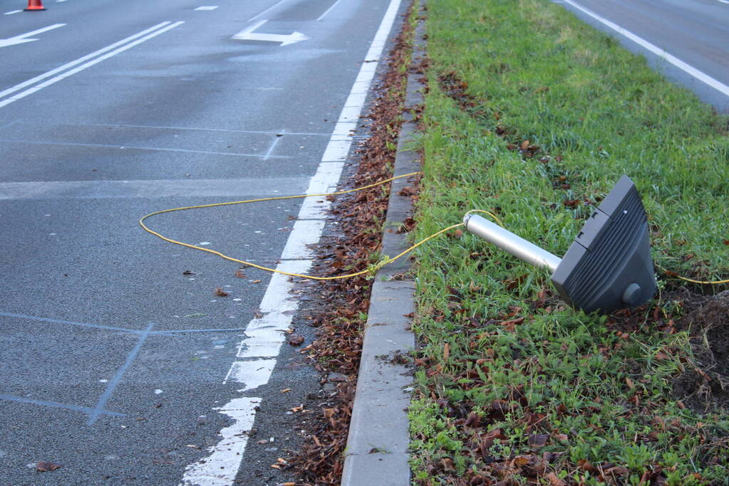 Auto belandt op zijn kop en vliegt in brand