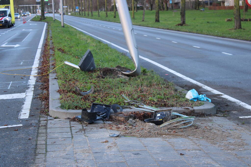 Auto belandt op zijn kop en vliegt in brand