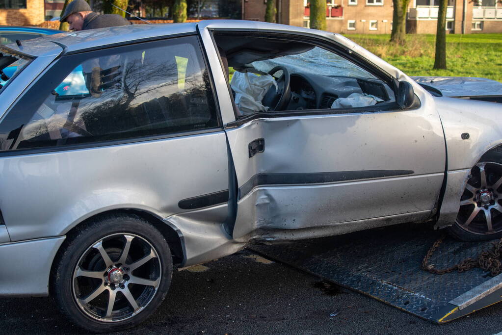 Auto belandt op zijn kop en vliegt in brand