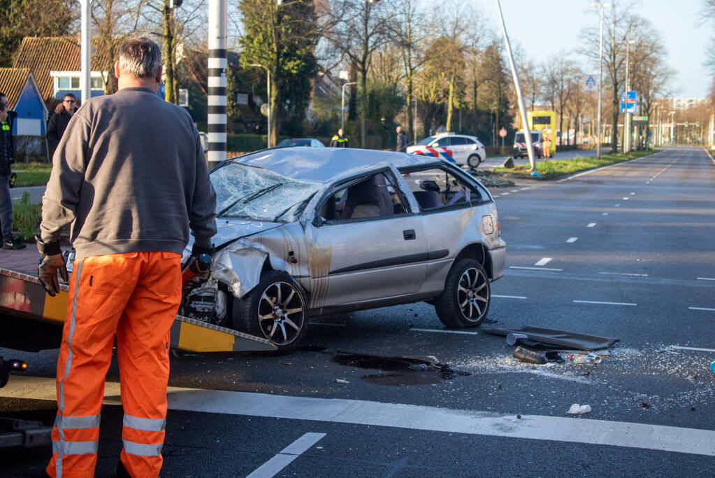 Auto belandt op zijn kop en vliegt in brand