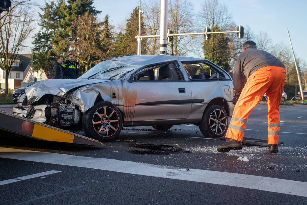 Auto belandt op zijn kop en vliegt in brand