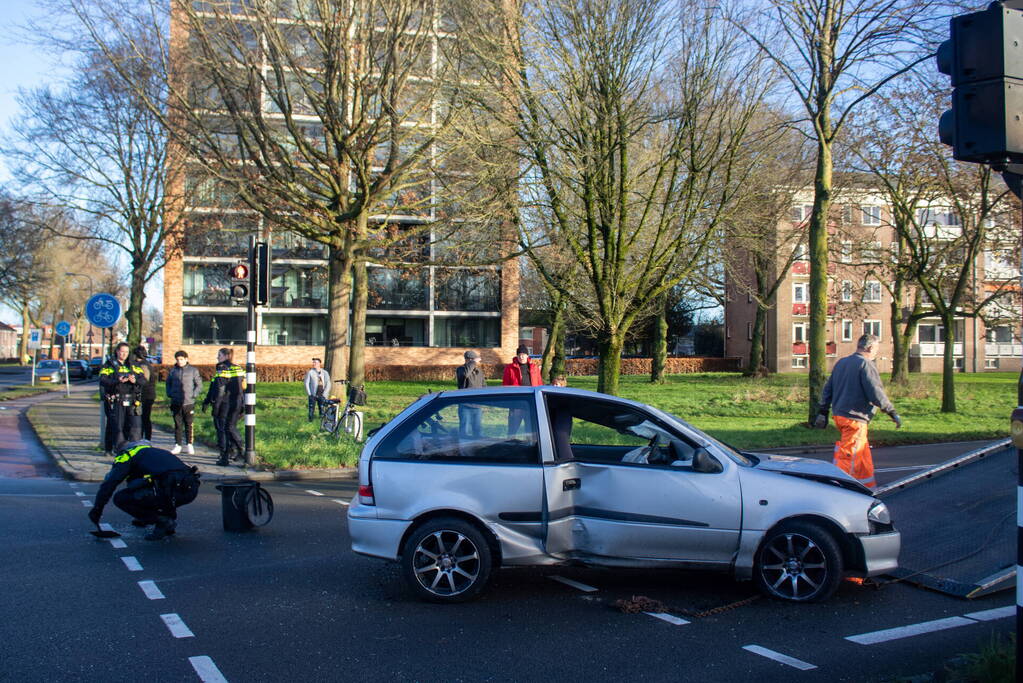 Auto belandt op zijn kop en vliegt in brand