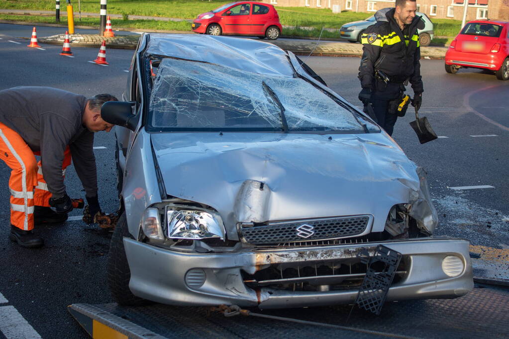 Auto belandt op zijn kop en vliegt in brand