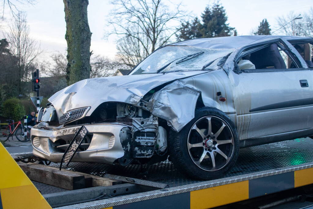 Auto belandt op zijn kop en vliegt in brand