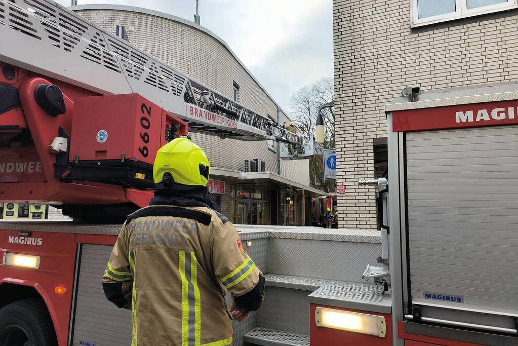 Brandweer onderzoekt brandmelding in pand