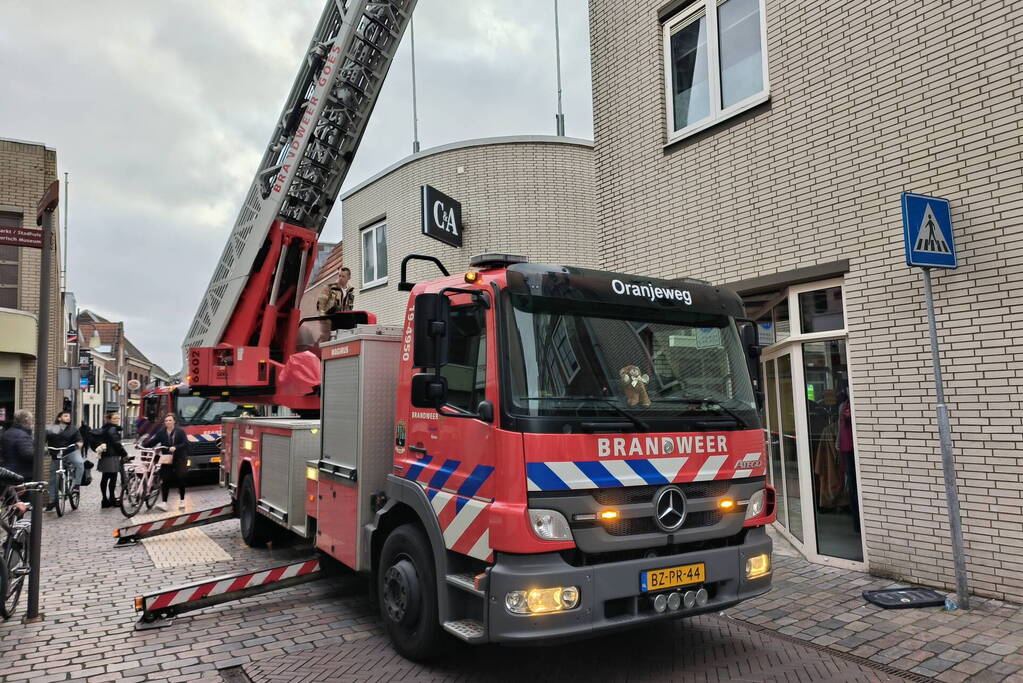 Brandweer onderzoekt brandmelding in pand