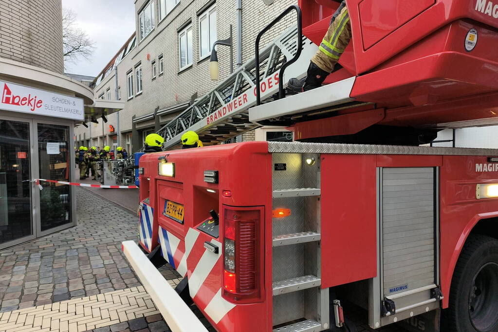 Brandweer onderzoekt brandmelding in pand