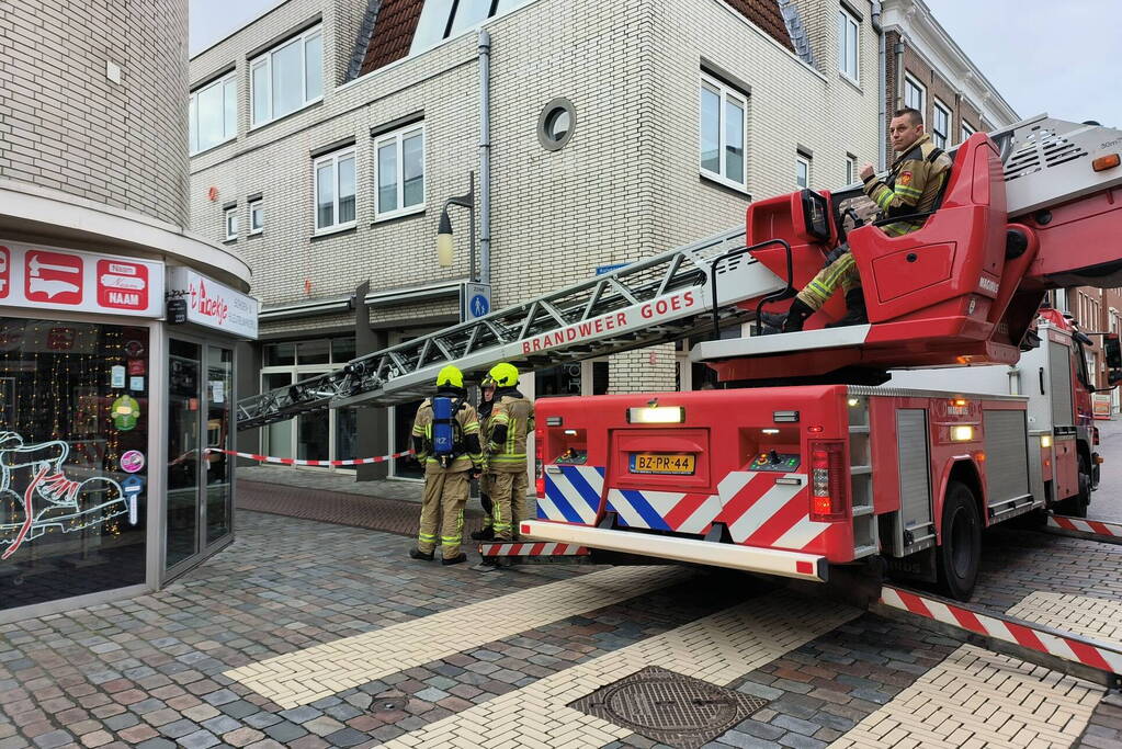 Brandweer onderzoekt brandmelding in pand