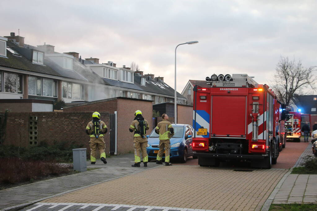 Flinke rookontwikkeling door brand na kortsluiting in koelkast