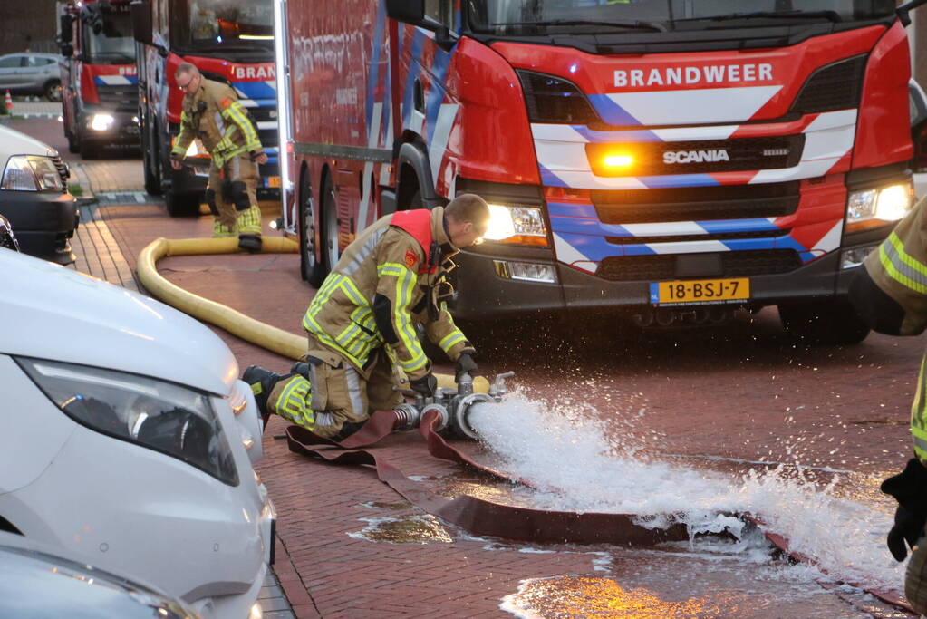 Flinke rookontwikkeling door brand na kortsluiting in koelkast