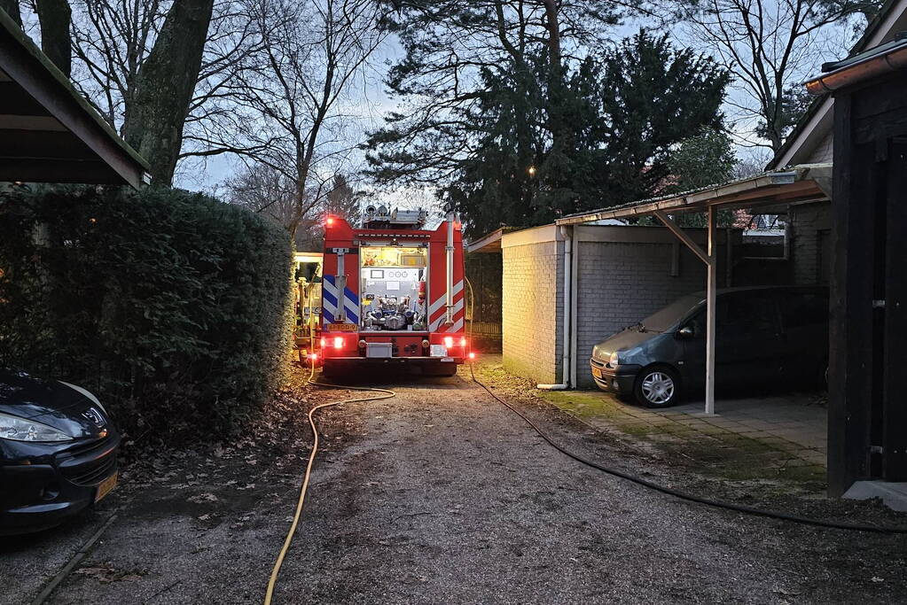 Bewoner haalt optijd oldtimer uit brandende schuur