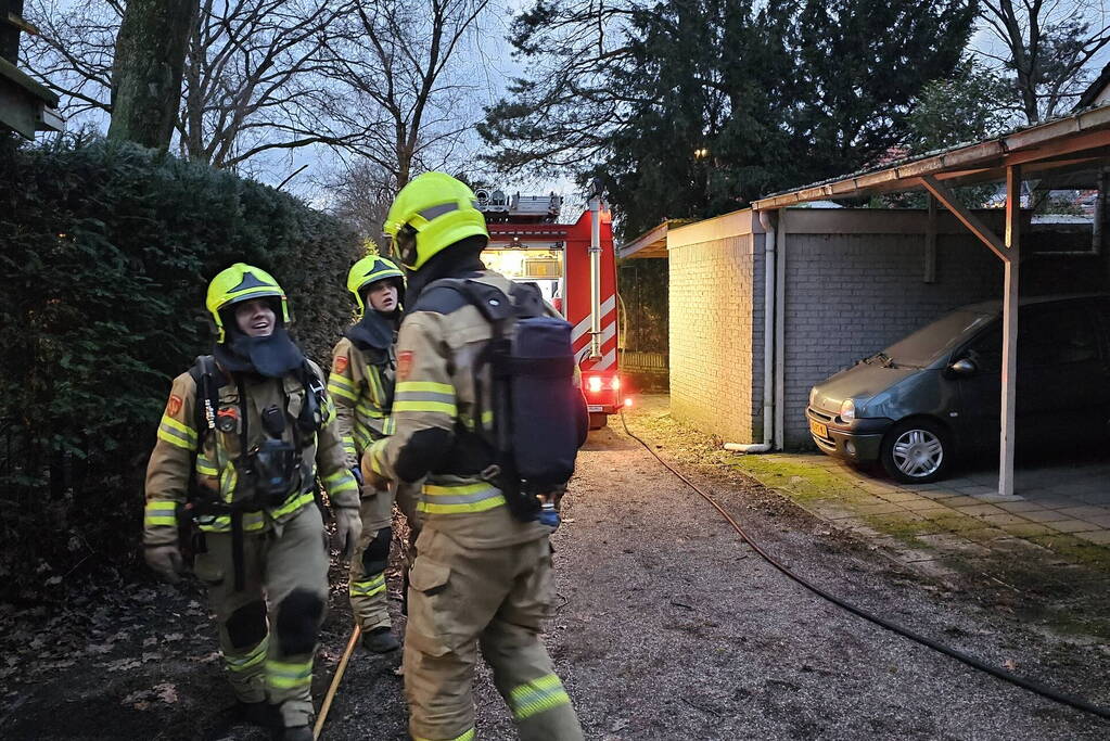 Bewoner haalt optijd oldtimer uit brandende schuur