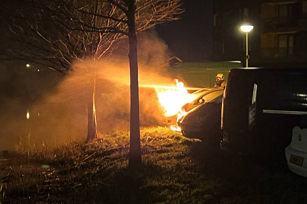 Vlammen en rookontwikkeling bij voertuigbrand