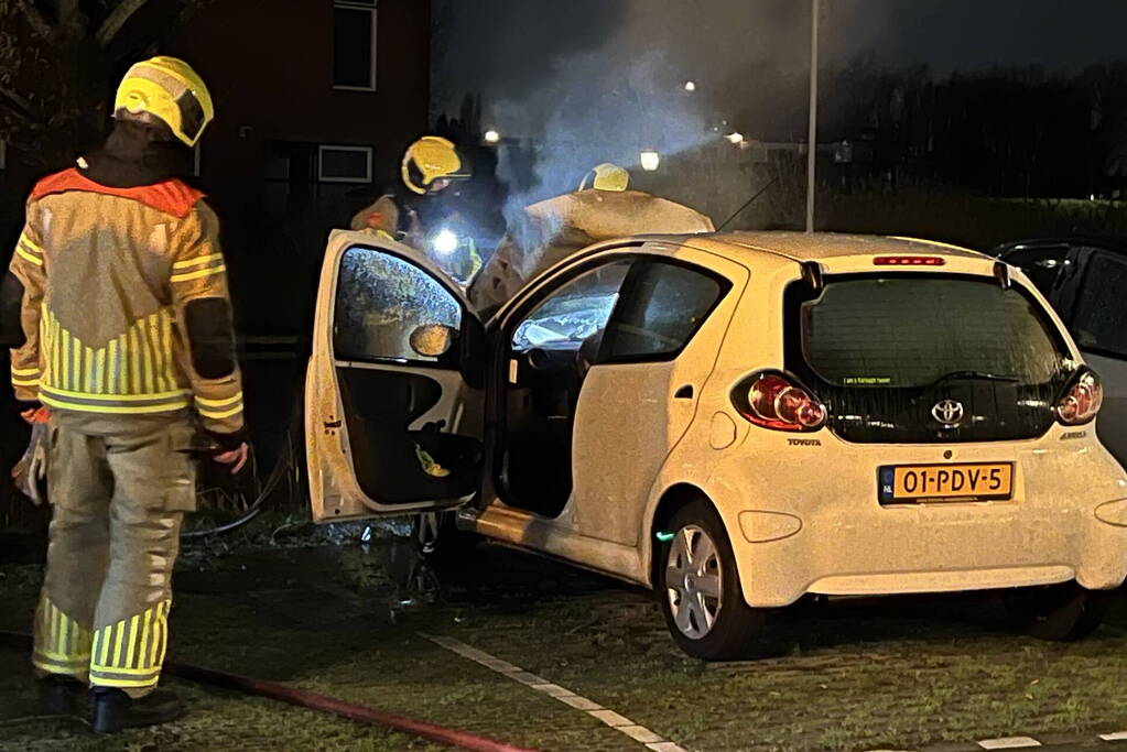 Vlammen en rookontwikkeling bij voertuigbrand