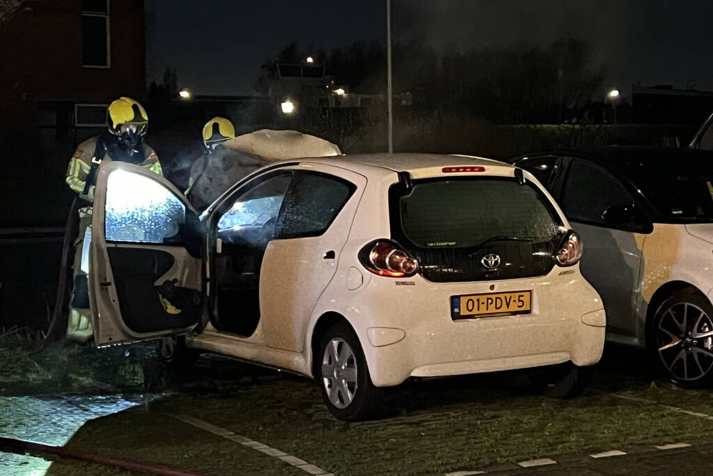 Vlammen en rookontwikkeling bij voertuigbrand